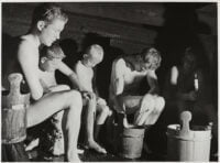 miehiä ja poikia saunassa Kuva Bonney, Thérèse, kuvaaja 1939