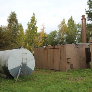 Pyhäjärven Energia ja vesi Oy:n varalla olevan lämpölaitoksen öljysäiliö.