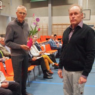Kotiseutuneuvos Jorma Tulkkua (vas.) muistettiin Ollinpäivän juhlassa kukin. Oikealla Pyhäjärvi-Seuran varapuheenjohtaja Mika Hälinen. Kuva: Leila Heinonen.