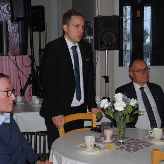 petri honkonen keskellä, jari ahlholm vas, mikko kinnunen oik[55]