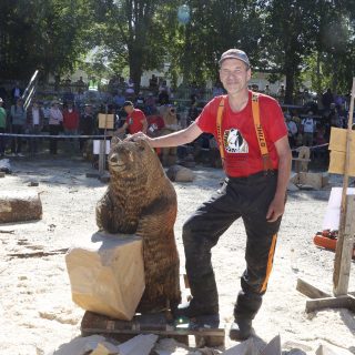 Timo Nevalainen ja karhuveistos