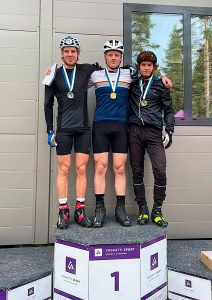 Hiihtäjät podiumilla.