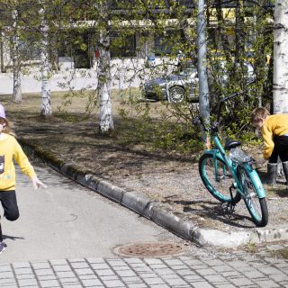 Roskajahti, kaksi lasta keräämässä roskia torin laidalta.