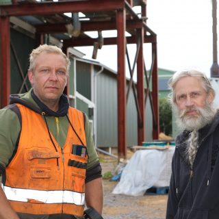 Petja ja Kauko Saha Kapets Oy:n pellettitehtaalla.