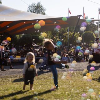 Saippuakuplia festivaalipuistossa_Usva Torkki