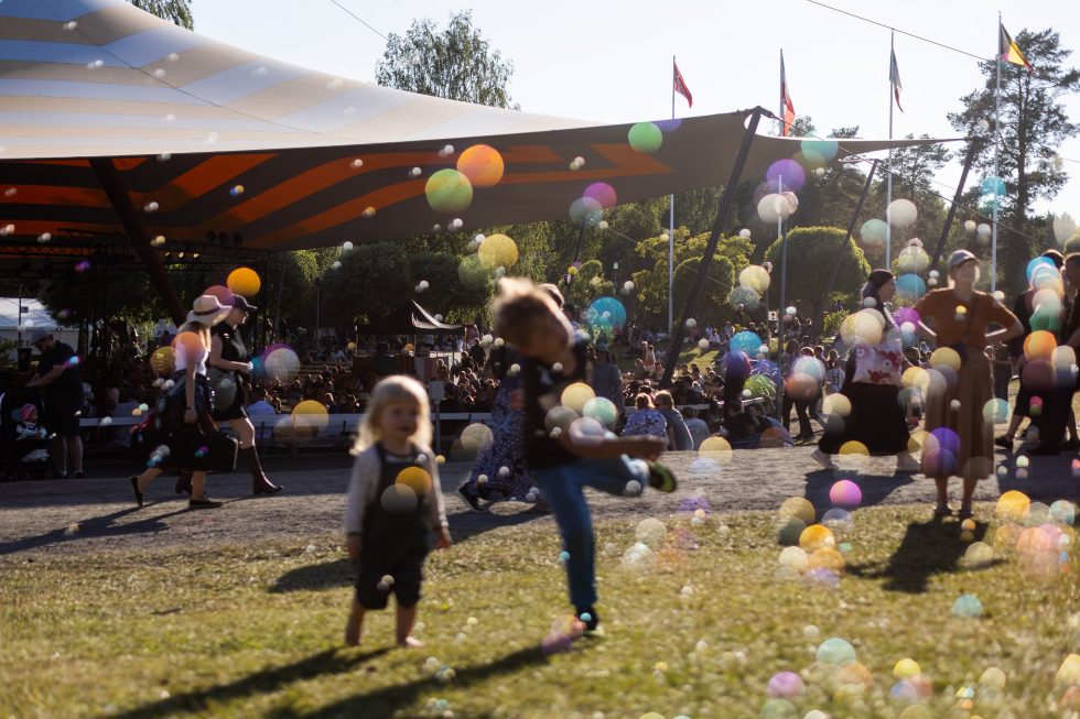 Saippuakuplia festivaalipuistossa_Usva Torkki