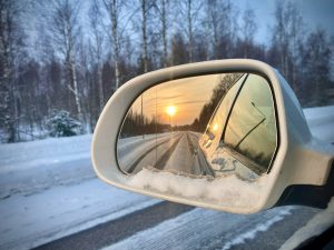 Talvea kohti liikenne auto