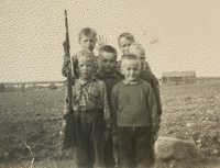 Vanha kuva lapsista kotipihassa