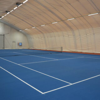 tennishalli, tenniskenntä