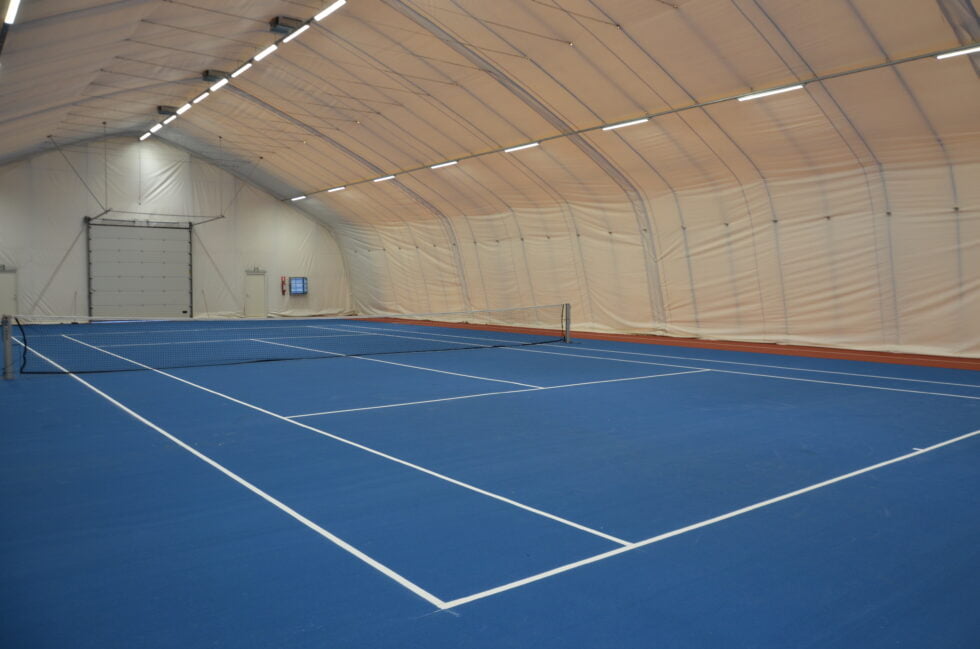 tennishalli, tenniskenntä