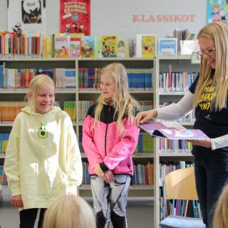 Tietokirjailija Tiina Sarja kirjastolla SK-17