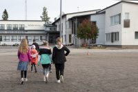 Lapset kävelevät kuvassa Ikosen koulua kohti.