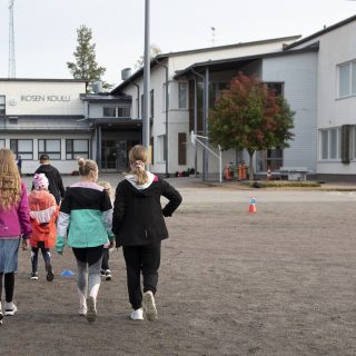 Lapset kävelevät kuvassa Ikosen koulua kohti.