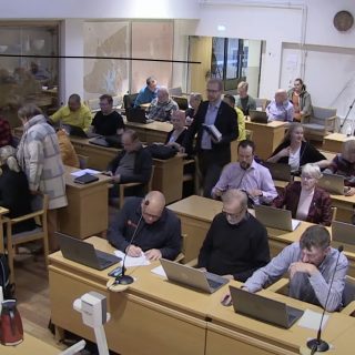 Kuvakaappaus kaupunginvaltuuston kokouksen livelähetyksestä.