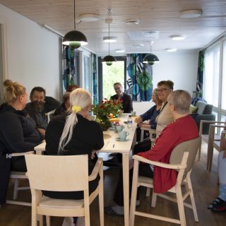 Virkkulankodin väkeä koolla olohuoneessa.