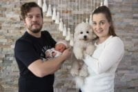 Toni Qvick ja Eveliina Lintula saivat perheenlisäystä vuoden ensimmäisenä maanantaina. Tulokkaaseen on päässyt tutustumaan myös Huppe-koira.